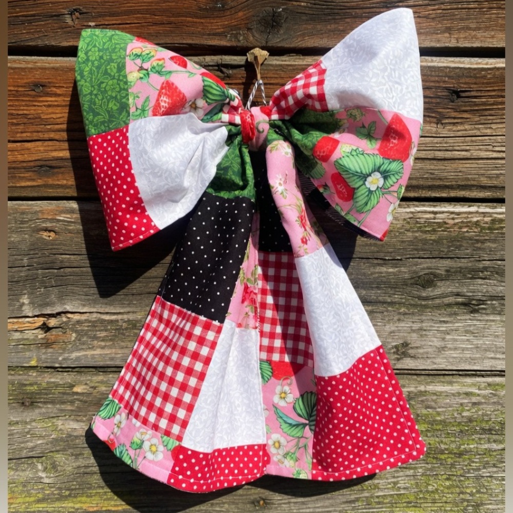 Handmade Quilted Strawberry Patch Door Hanger – Rustic Farmhouse Bow
